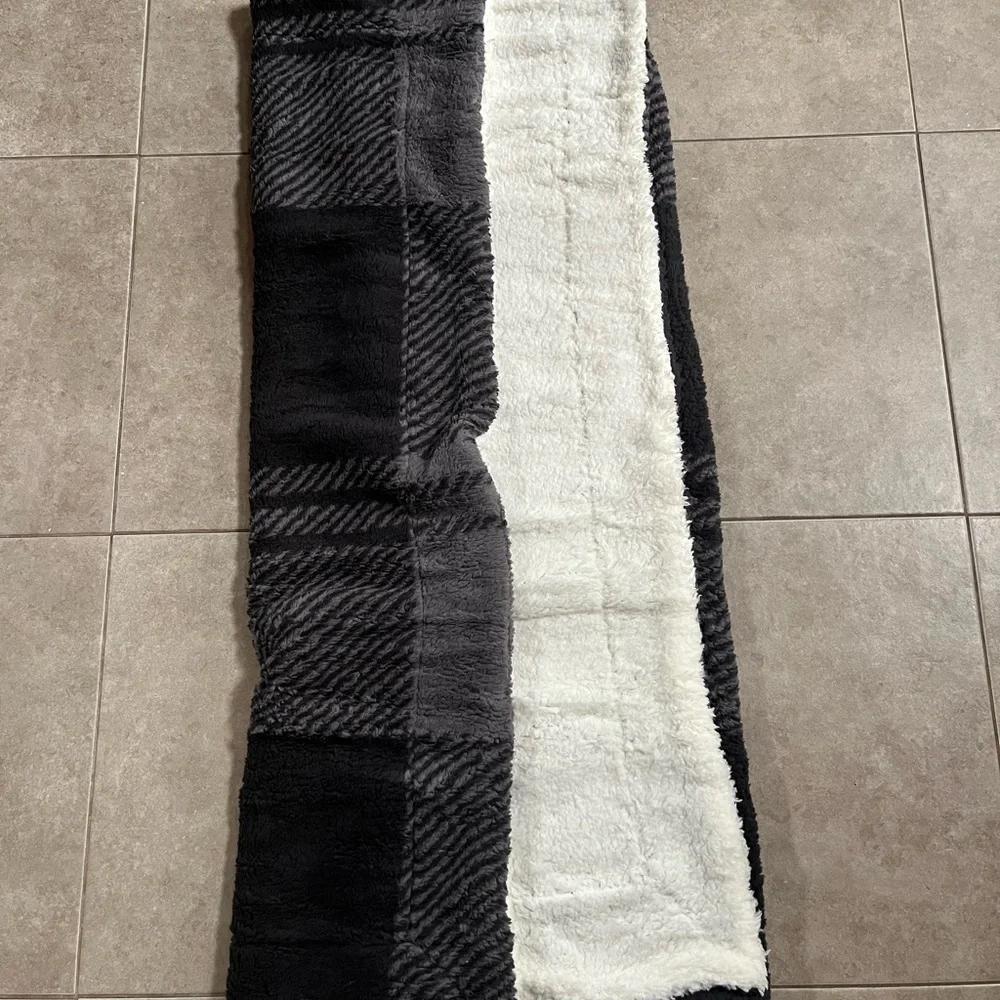 NWT Northeast Outfitters Cozy Black Gray  Check Sherpa Blanket 50 x 60